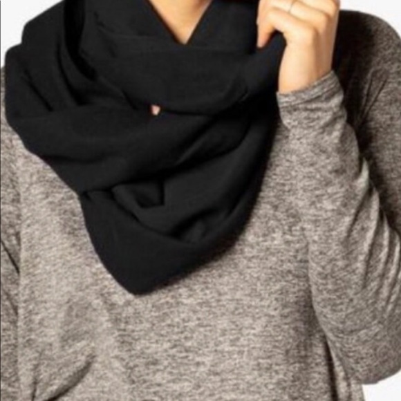 NWT Beyond Yoga Infinity Hidden pocket Scarf Black - Picture 2 of 9
